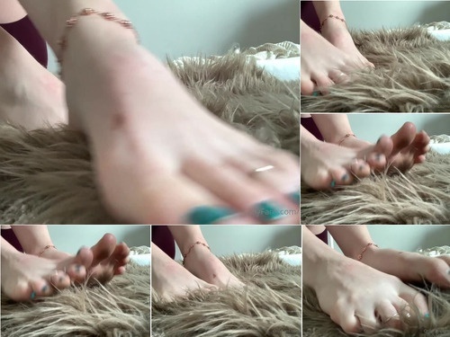 Toe Licking freckled feet 29-07-2021 A few of you have mentioned that you miss my image