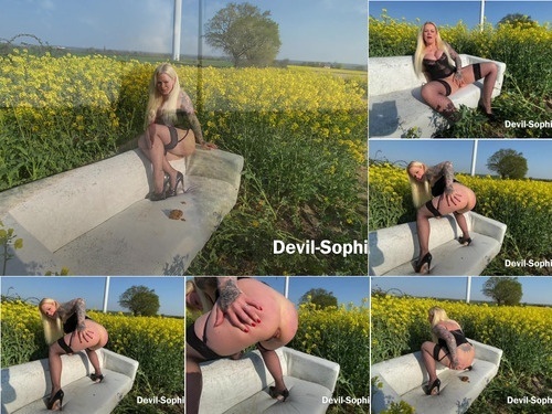 Human Toilet SteffiBlond You have never seen that before  Bed in the cornfield scared image