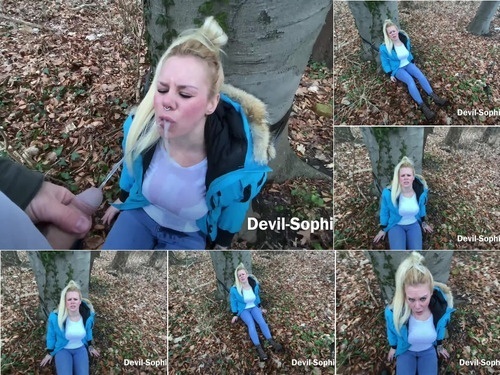 Devil Sophie Devil Sophie Gefesselt im Wald zur ck gelassen – Der Helfer hatte nur eins im Sinn – Pissen image
