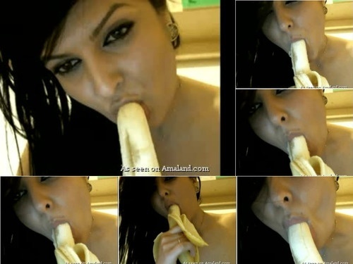 IndianGFvideos.com - SITERIP IndianGFvideos Naughty Indian babe sucking a banana on camera – Members amaland com image
