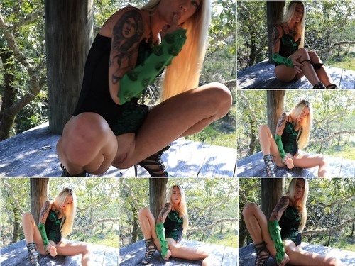cam poison ivy in her tree house image