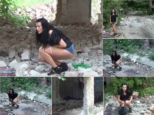 Masturabation PeeFantasies com Wildeva harassed while trying to pee in ruins image